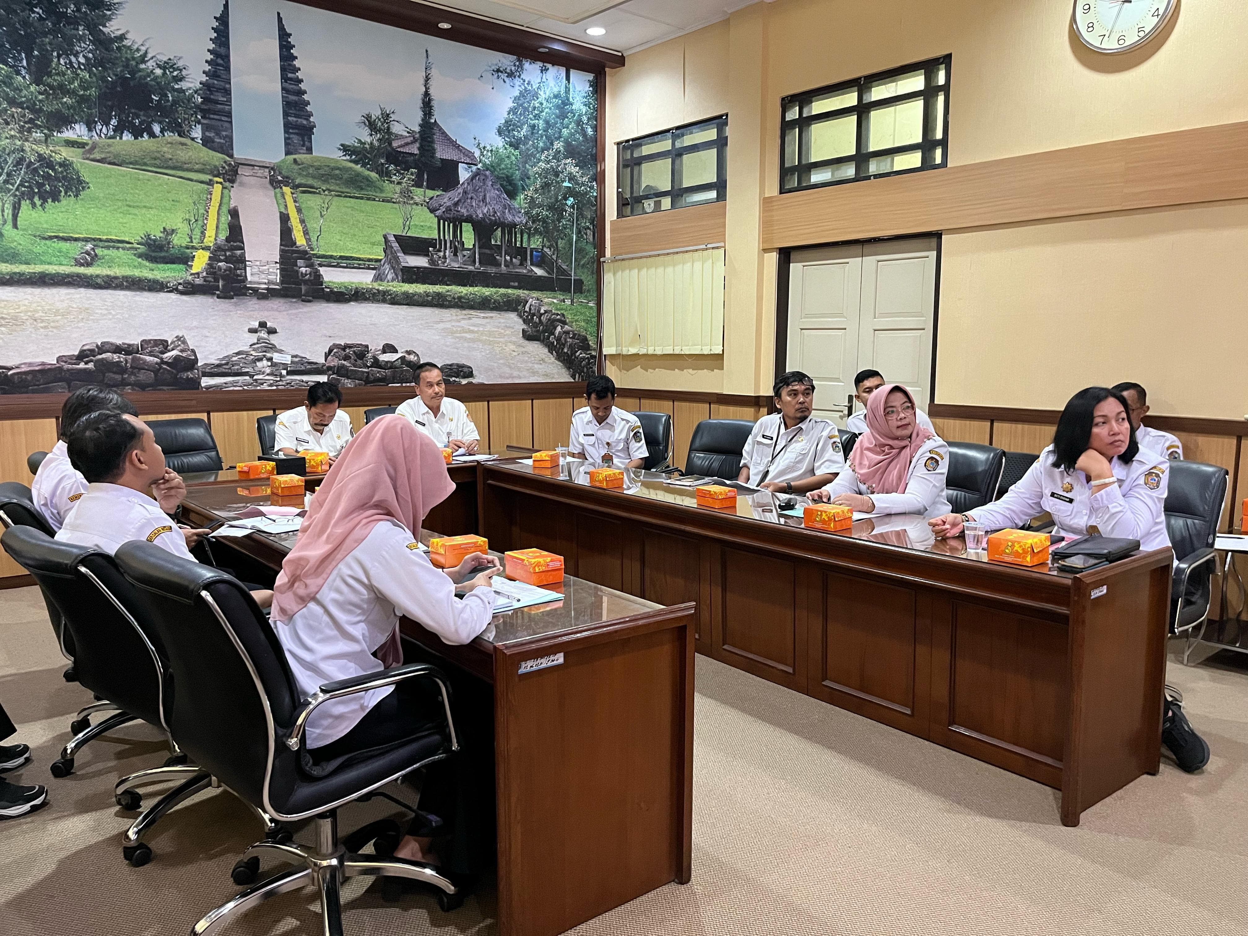 Rakor terkait Kerja Sama Pengelolaan Pendakian Puncak Lawu